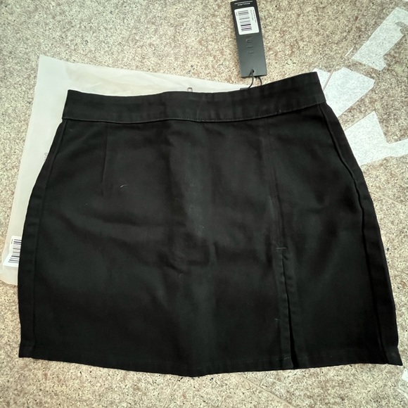 Th Lola Black Mini Skirt by Lioness New With Tags and Slit - Picture 4 of 7